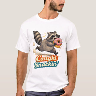 Mischievous Raccoon Stealing Donut – Caught Snacki Tシャツ