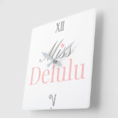 Miss Delulu – ピンクとグレーのホームデコ スクエア壁時計 (傾斜)