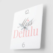 Miss Delulu - ピンクとグレーのホームデコ スクエア壁時計 (傾斜)