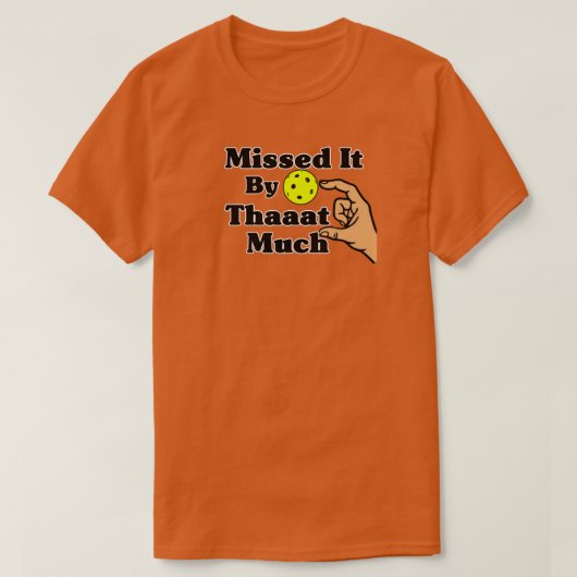 Missed It By That Much Orange Pickleball Funny Tシャツ (デザイン正面)