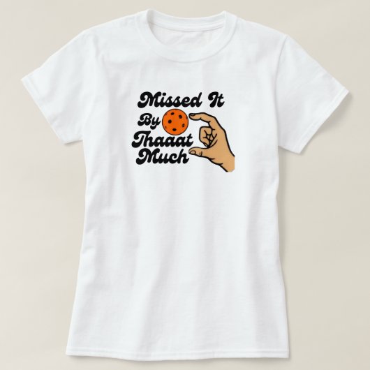 Missed It By That Much Orange Pickleball Funny Tシャツ (デザイン正面)