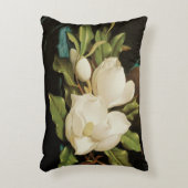 MJ Headeによる青いベルベットの布の上の巨大なマグノリアス アクセントクッション (正面(垂直))