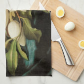 MJ Headeによる青いベルベットの布の上の巨大なマグノリアス キッチンタオル (四つ折り)