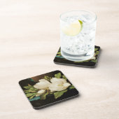 MJ Headeによる青いベルベットの布の上の巨大なマグノリアス コースター (右側)