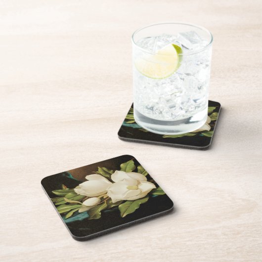 MJ Headeによる青いベルベットの布の上の巨大なマグノリアス コースター (右側)