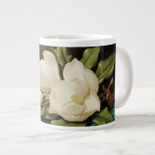 MJ Headeによる青いベルベットの布の上の巨大なマグノリアス ジャンボコーヒーマグカップ (正面右)