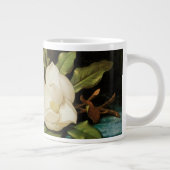 MJ Headeによる青いベルベットの布の上の巨大なマグノリアス ジャンボコーヒーマグカップ (右)