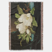 MJ Headeによる青いベルベットの布の上の巨大なマグノリアス スローブランケット (正面縦)