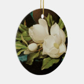 MJ Headeによる青いベルベットの布の上の巨大なマグノリアス セラミックオーナメント (右)