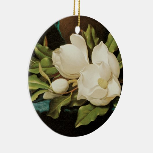 MJ Headeによる青いベルベットの布の上の巨大なマグノリアス セラミックオーナメント (右)