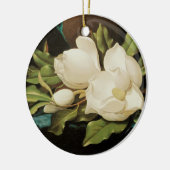 MJ Headeによる青いベルベットの布の上の巨大なマグノリアス セラミックオーナメント (左)