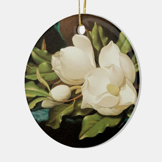 MJ Headeによる青いベルベットの布の上の巨大なマグノリアス セラミックオーナメント (左)