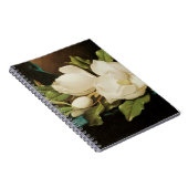 MJ Headeによる青いベルベットの布の上の巨大なマグノリアス ノートブック (右側)