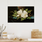 MJ Headeによる青いベルベットの布の上の巨大なマグノリアス ポスター (キッチン)