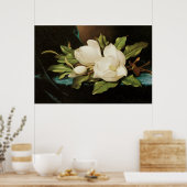 MJ Headeによる青いベルベットの布の上の巨大なマグノリアス ポスター (キッチン)