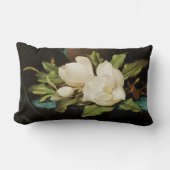 MJ Headeによる青いベルベットの布の上の巨大なマグノリアス ランバークッション (正面)