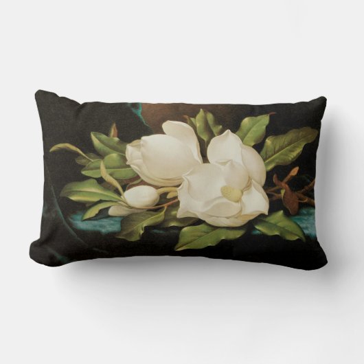 MJ Headeによる青いベルベットの布の上の巨大なマグノリアス ランバークッション (正面)