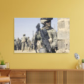 MK-48で武装した兵士 キャンバスプリント (インサイチュ (リビング))