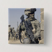 MK-48で武装した兵士 缶バッジ (正面)