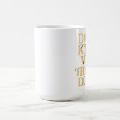 Mob Wife Energy: 「わけわからん」デザイン コーヒーマグカップ (中央)
