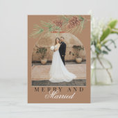 Mocha Brown Pine Merry & Married Photo Christmas シーズンカード (スタンド正面)