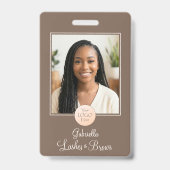 Mocha Brown Script Logo Photo Lashes and Brows バッジ (正面)