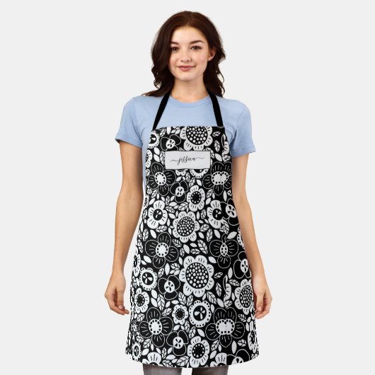 Mod Floral Patter with Script Name エプロン (着用した状態)