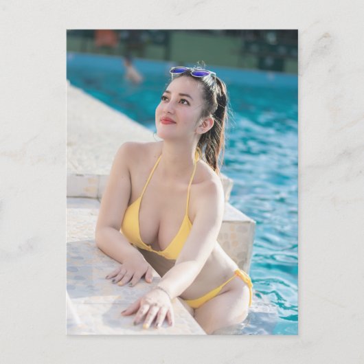 Model In Yellow Bikini シーズンポストカード (正面)
