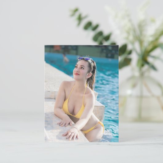Model In Yellow Bikini シーズンポストカード (スタンド正面)