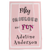 Modern 50 and Fabulous Pink 50th Birthday Gift Bag ミディアムペーパーバッグ (裏面)
