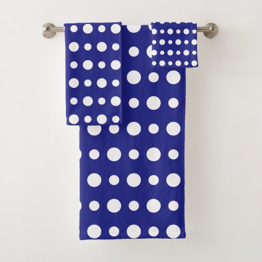 Modern Abstract White Polka Dots on Blue バスタオルセット (インサイチュ)