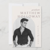 Modern Arch Beige Graduation Announcement 招待状 (正面)