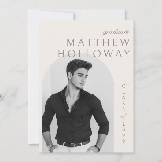 Modern Arch Beige Graduation Announcement 招待状 (正面)