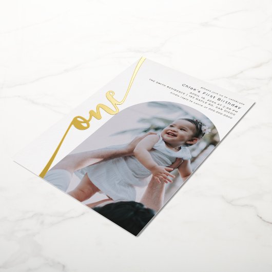 Modern Arch Photo Vertical Script 1st Birthday 箔招待状 (回転した状態)