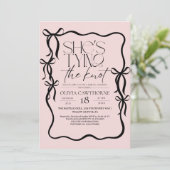 Modern Black and Pink Bow Bridal Shower 招待状 (スタンド正面)