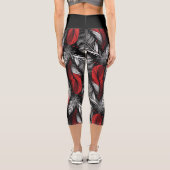 Modern Black and Red Feather Design カプリレギンス (裏面)