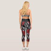 Modern Black and Red Feather Design カプリレギンス (裏面)