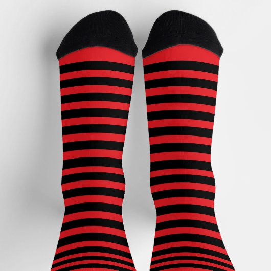 Modern Black and Red Stripes ソックス (上部)