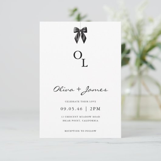 Modern Black Bow Monogram Wedding Invitation 招待状 (スタンド正面)