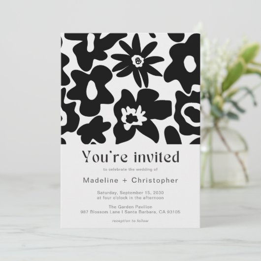 Modern Black Floral QR Code Wedding 招待状 (スタンド正面)