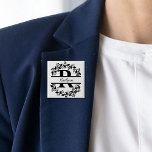 Modern Black Floral Wreath Split Monogram "R" 缶バッジ<br><div class="desc">This refined floral split monogram wreath design features a delicate botanical arrangement forming a graceful circular frame around a customizable monogram "R". The balanced composition highlights elegant leaves and floral accents that create a timeless and sophisticated look. Perfect for personalized gifts, and accessories, this design blends classic monogram style with...</div>