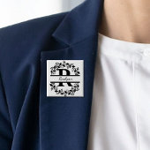 Modern Black Floral Wreath Split Monogram "R" 缶バッジ