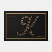 Modern Black Gold Monogram Script Family Name ドアマット (正面)