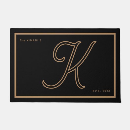 Modern Black Gold Monogram Script Family Name ドアマット (正面)