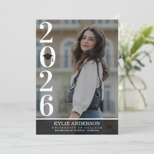 Modern Black Graduation Cap Senior Photo 招待状 (スタンド正面)