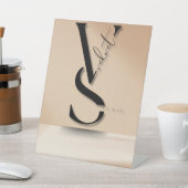 Modern Black Monogram "VS" Pedestal Sign 台座サイン (インサイチュ)