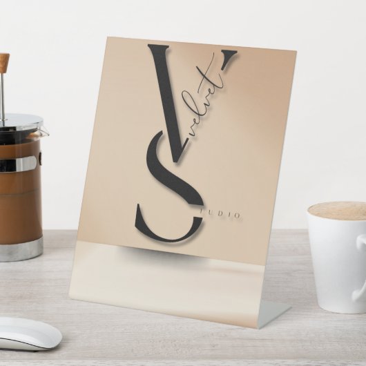 Modern Black Monogram "VS" Pedestal Sign 台座サイン (インサイチュ)
