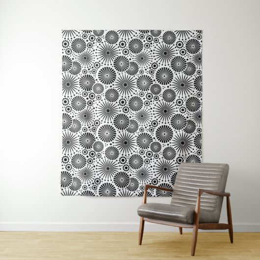Modern Black White Geometric Flowers Starburst  タペストリー (インサイチュ)