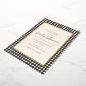 Modern Black White Gingham Plaid Baby Shower Gold 箔招待状 (回転した状態)