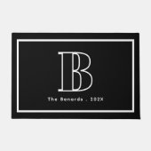 Modern Black White Monogram Initial Family Name ドアマット (正面)